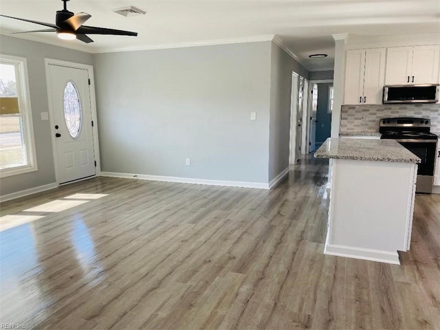 foyer with ornamental molding, light hardwood / wood-style floors, and ceiling fan