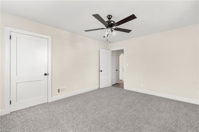 carpeted empty room featuring ceiling fan