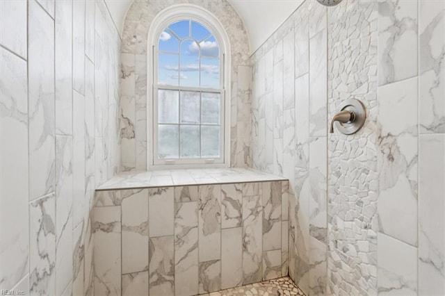 bathroom featuring plenty of natural light and tiled shower