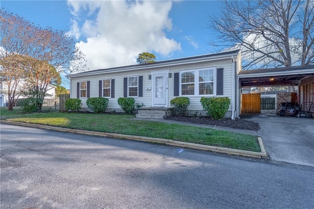 view of front of home featuring a front yard and a carport