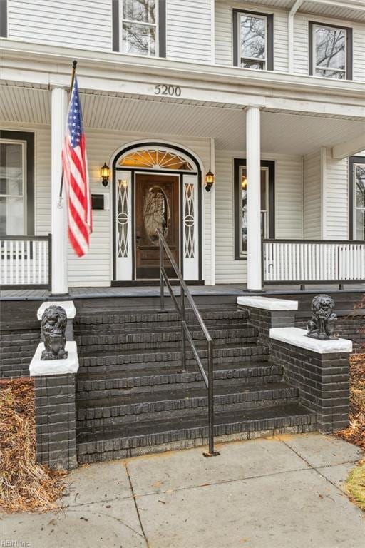 entrance to property featuring a porch