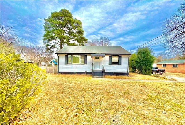 view of front of property featuring a front lawn