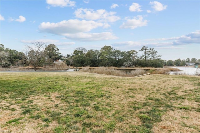 view of yard featuring a rural view