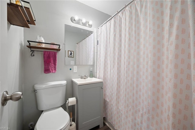 bathroom with a shower with curtain, vanity, and toilet