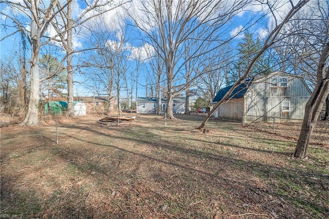 view of yard with an outbuilding