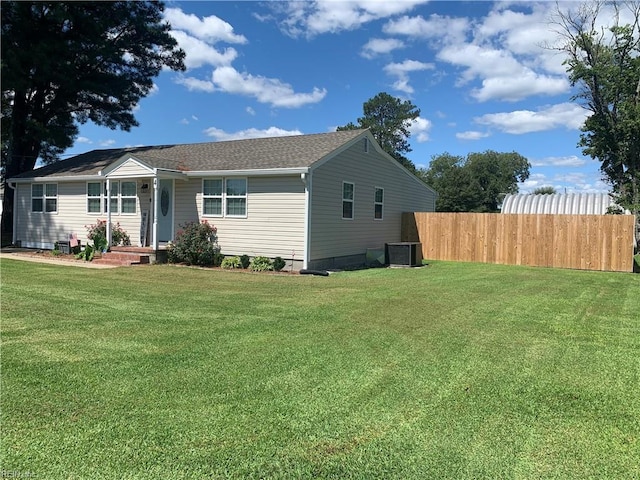 view of front of property featuring a front lawn