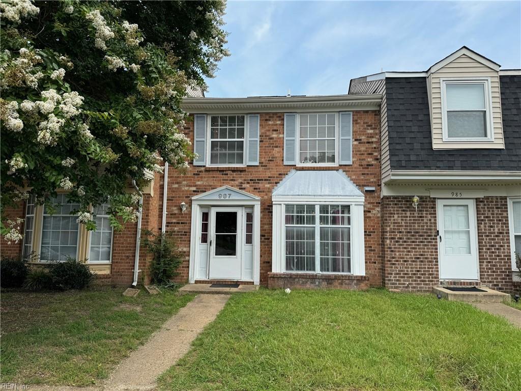 view of front of house with a front yard