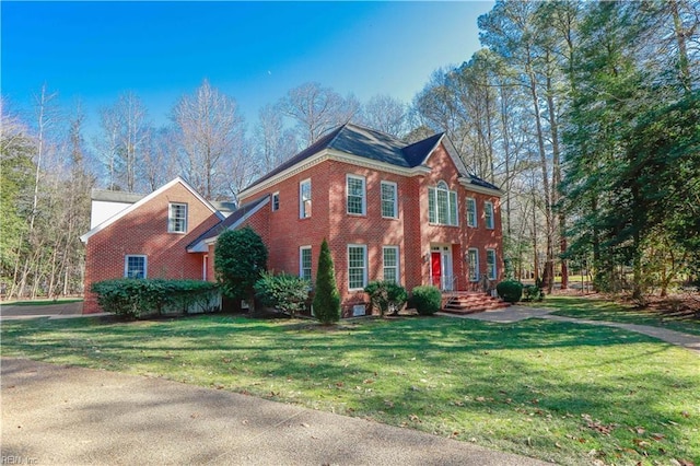 colonial house featuring a front yard