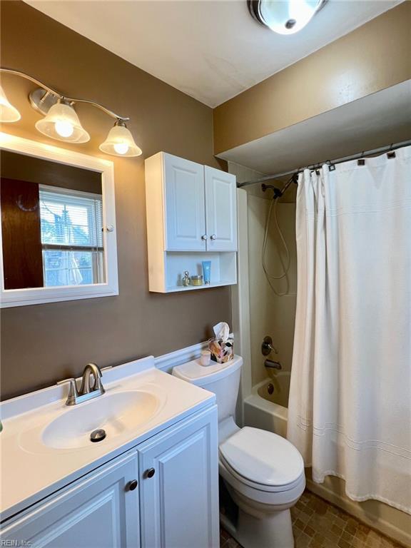 full bathroom featuring vanity, toilet, and shower / bath combo