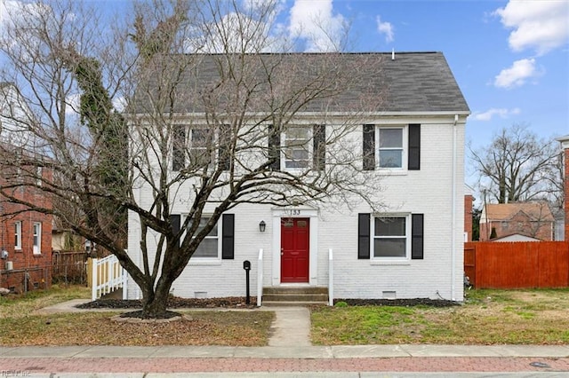 view of front of property with a front lawn