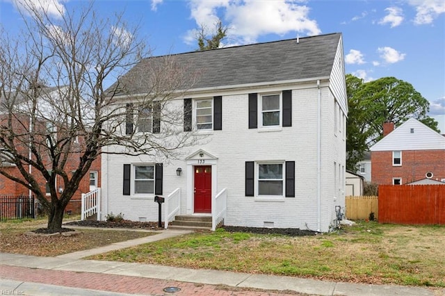 view of front of home featuring a front lawn