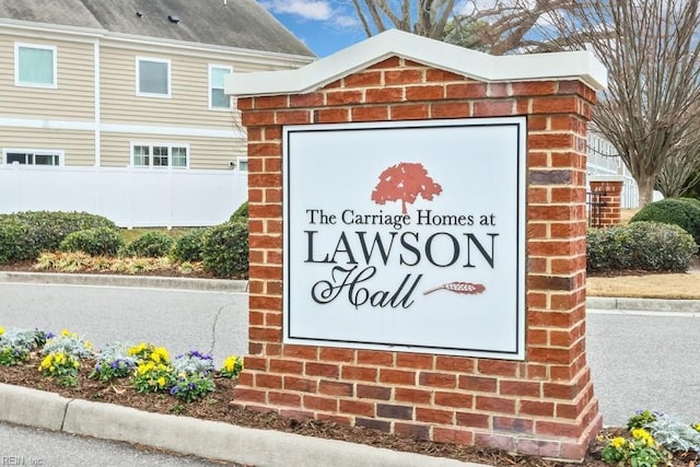 view of community / neighborhood sign