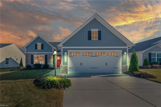 view of front facade featuring a garage and a lawn