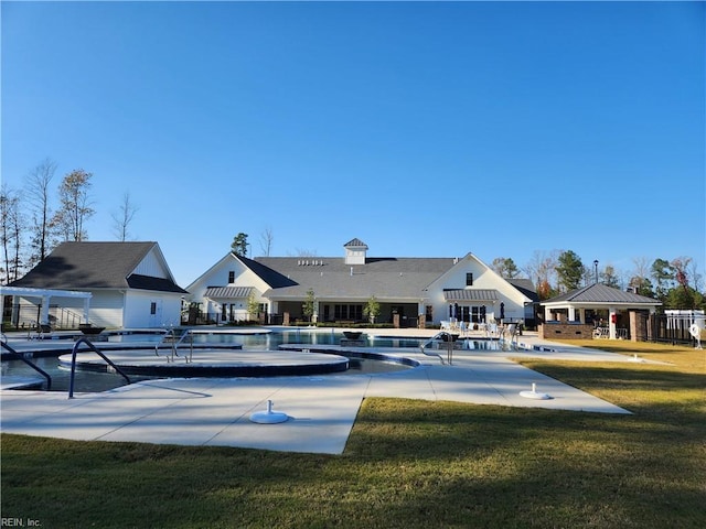 view of swimming pool featuring a yard