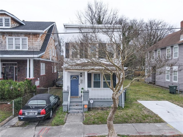 view of front of property featuring a front yard