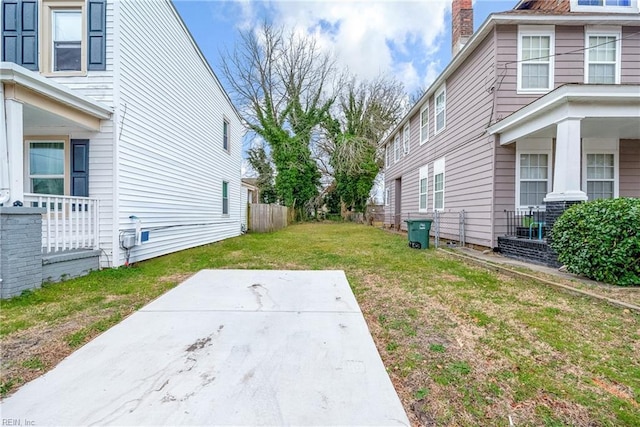 view of yard featuring a patio area