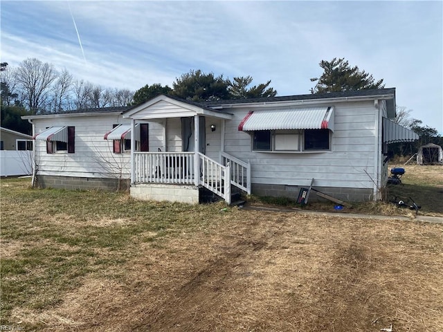 view of front of property with a front lawn