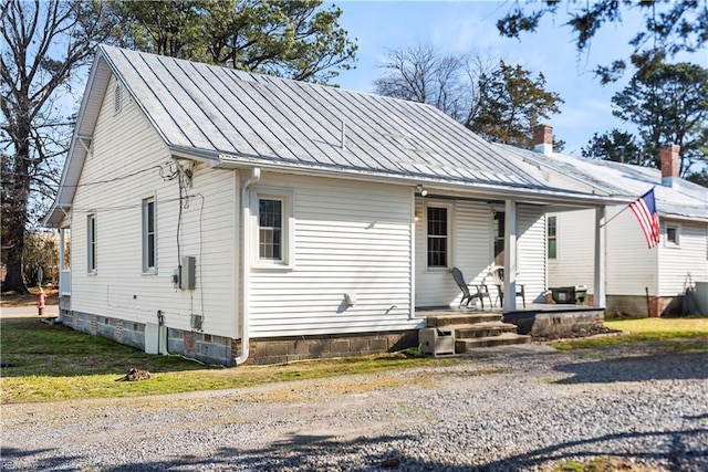 view of front of property featuring covered porch