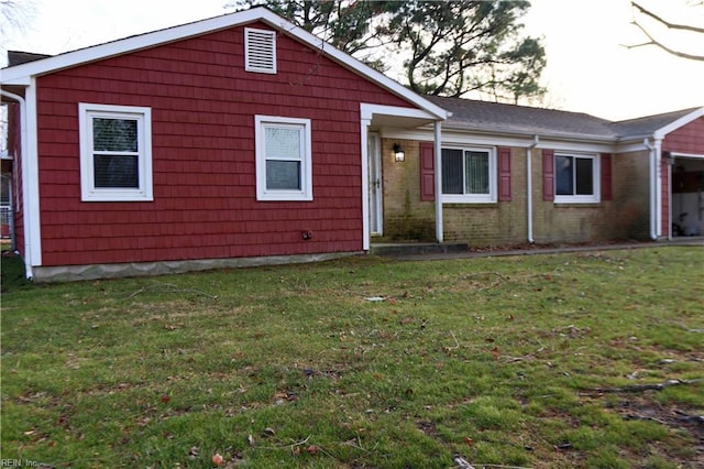 view of front facade with a front yard