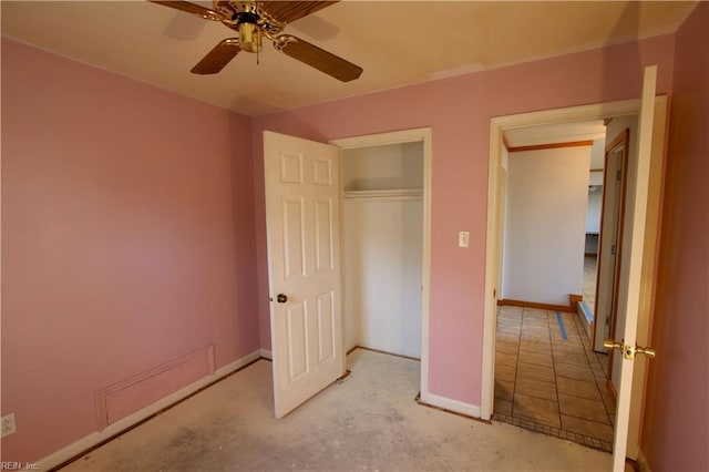 unfurnished bedroom featuring ceiling fan and a closet