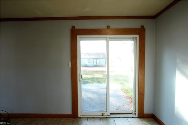 entryway featuring crown molding