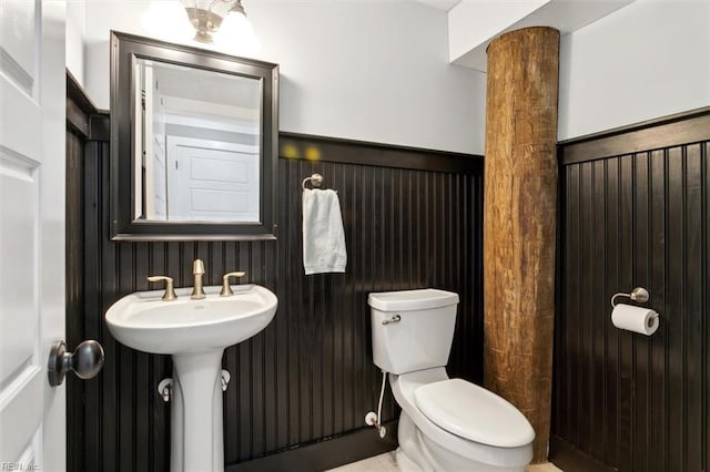 bathroom featuring toilet and sink