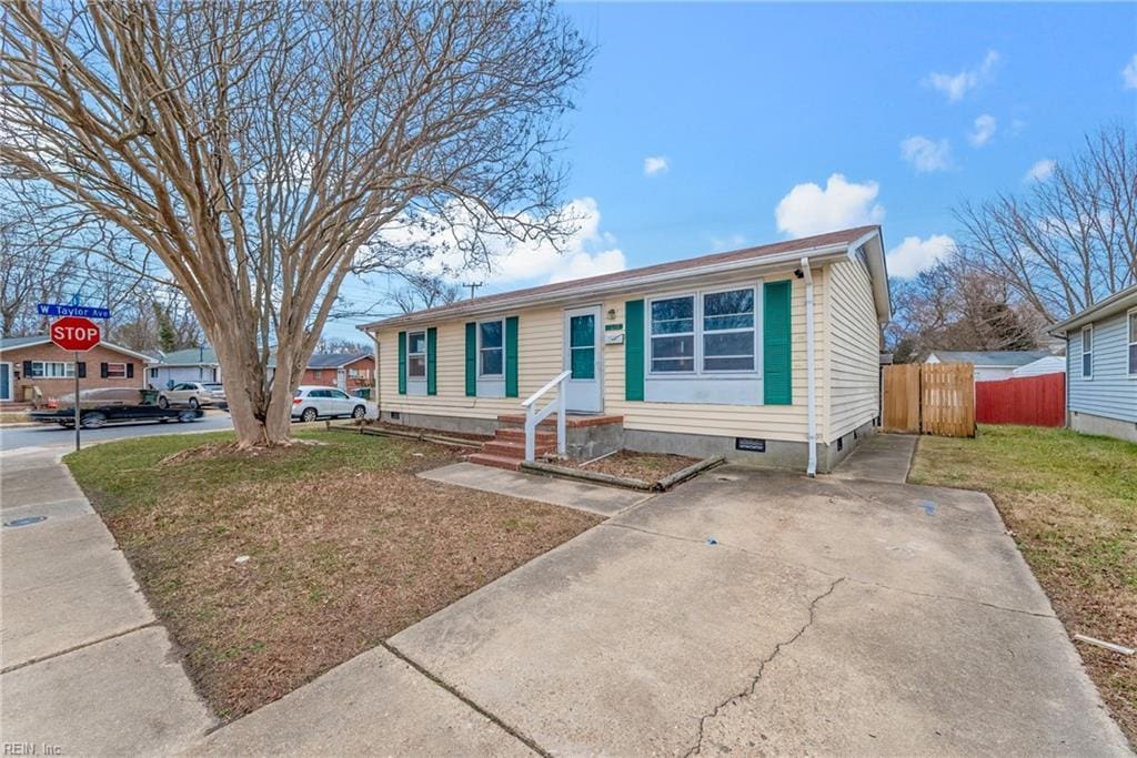 view of front of property featuring a front yard