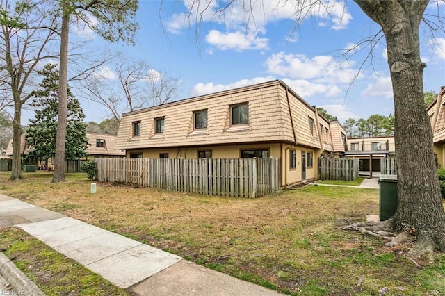 view of front of home with a front lawn