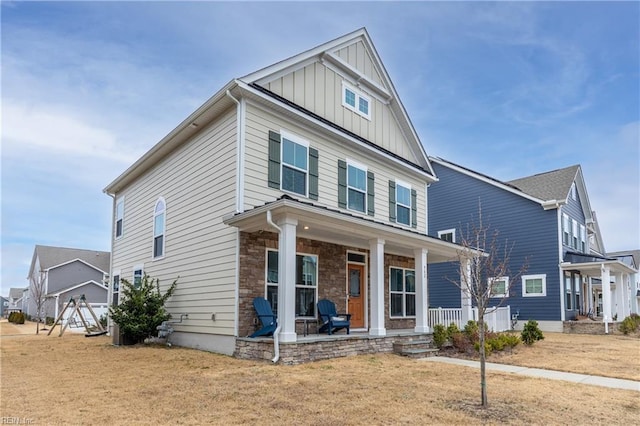 view of front of property featuring covered porch and a front yard