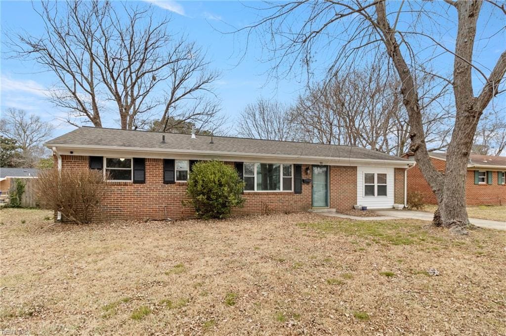 single story home with a front lawn