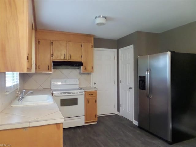 kitchen with sink, stainless steel fridge with ice dispenser, electric range, dark hardwood / wood-style flooring, and decorative backsplash