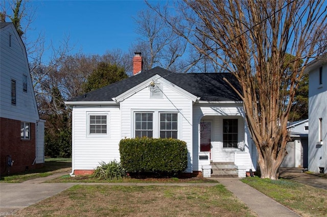 view of front of house featuring a front lawn