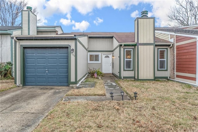 view of front facade featuring a garage and a front lawn