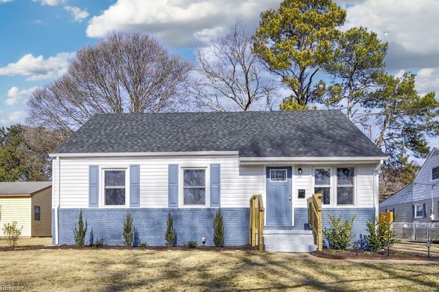 view of front of property with a front yard