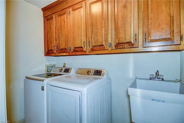 laundry room with sink, cabinets, and washing machine and clothes dryer