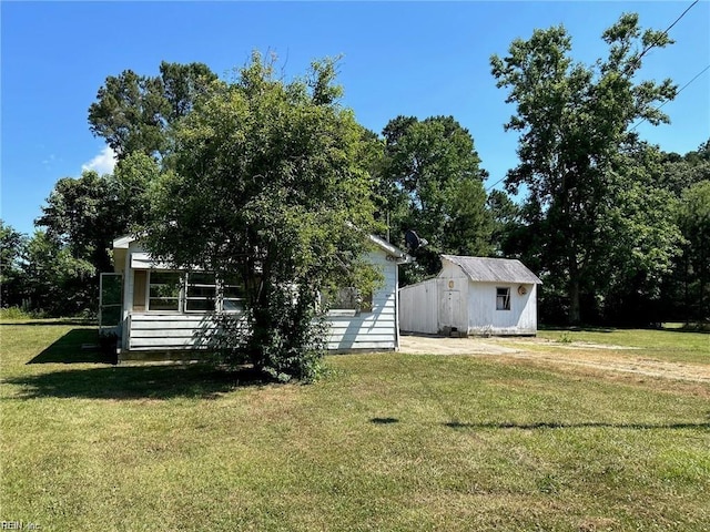 view of yard with an outdoor structure