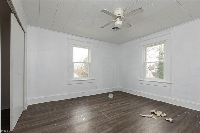 empty room featuring dark hardwood / wood-style floors and ceiling fan