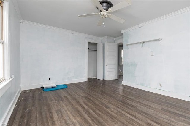 unfurnished bedroom with dark wood-type flooring, ceiling fan, ornamental molding, and a closet