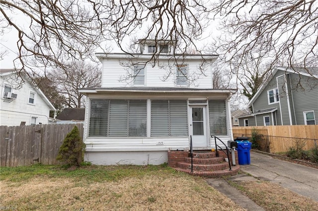 view of front of home featuring a front yard