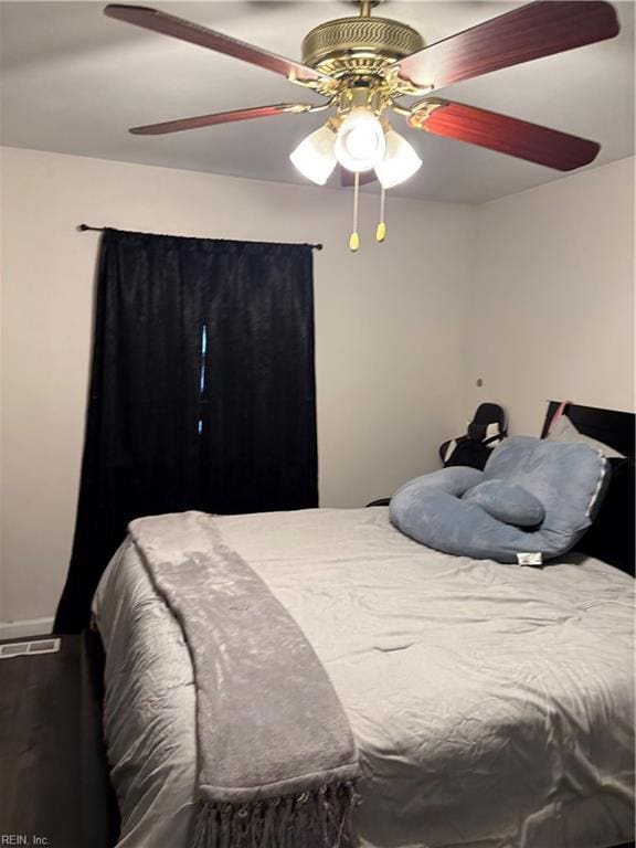 bedroom with ceiling fan