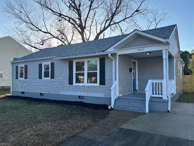 view of front of home with covered porch and a front lawn