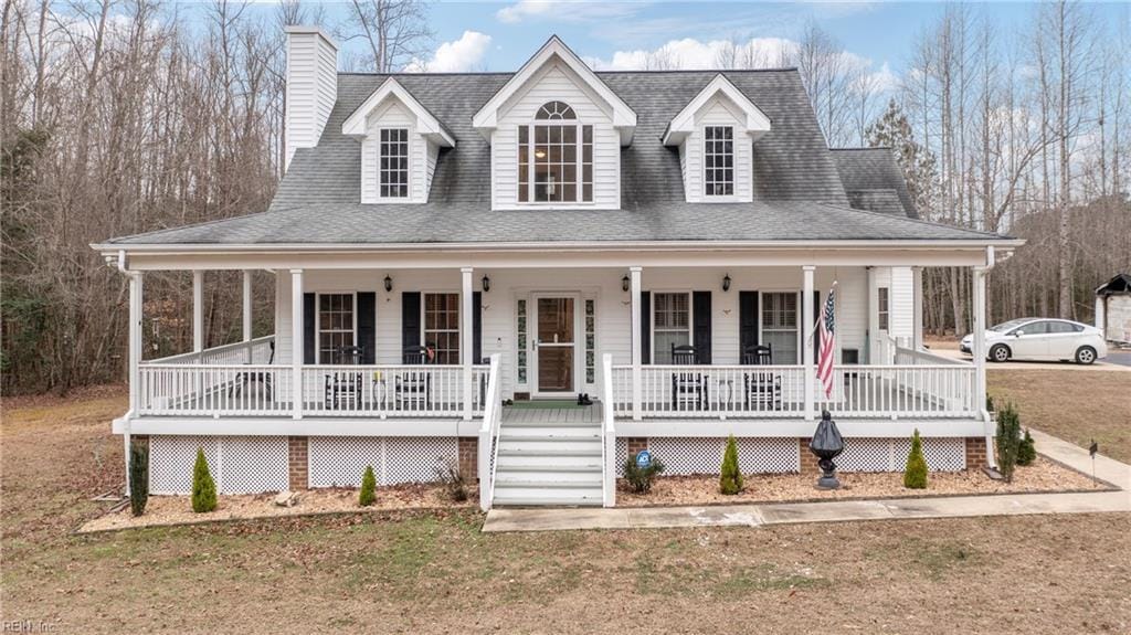 view of front of property with a front lawn and covered porch