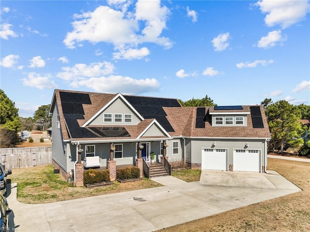 view of front of property featuring a front lawn, solar panels, and a porch