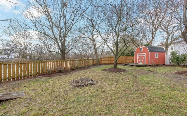 view of yard featuring a storage unit