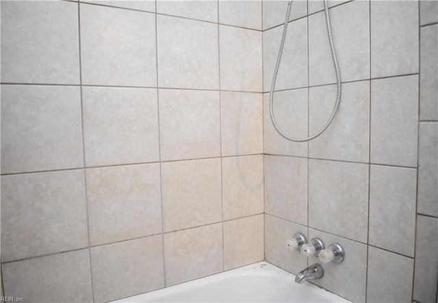 bathroom with tiled shower / bath