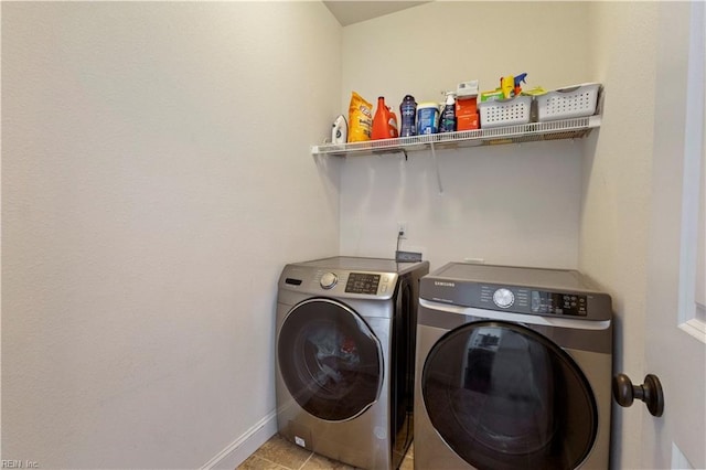 laundry room featuring light tile patterned floors and independent washer and dryer