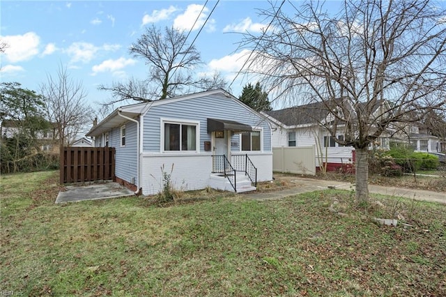 bungalow-style home featuring a front lawn