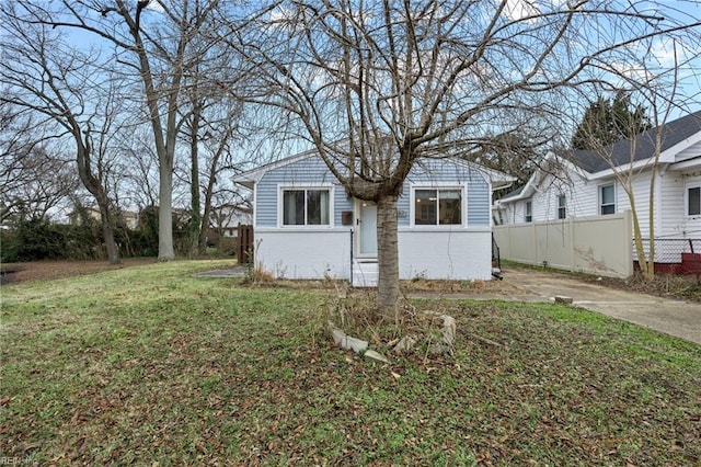 view of front facade featuring a front lawn