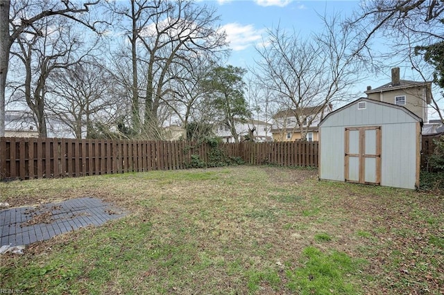 view of yard featuring a shed