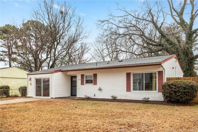 single story home with a front lawn